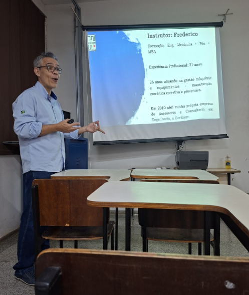 Frederico ministrando treinamento técnico